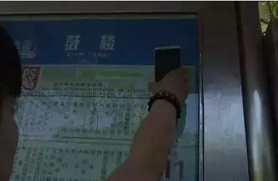公交候车亭二维码太高