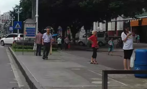 公交候车亭