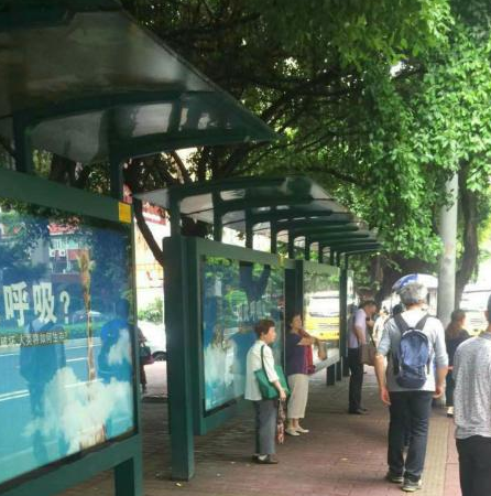 广州一男子因癌症我晚期  吊死公交候车亭