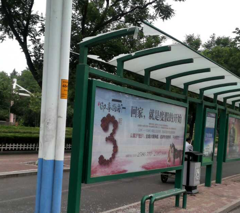 候车亭玻璃被砸