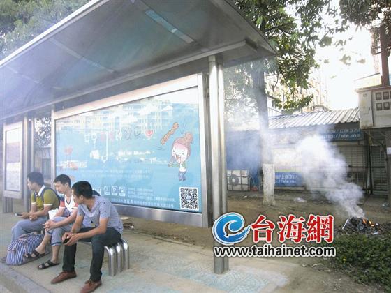公交候车亭焚烧垃圾