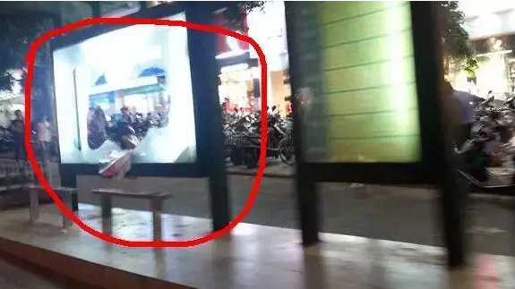吴川候车亭被人恶意破坏